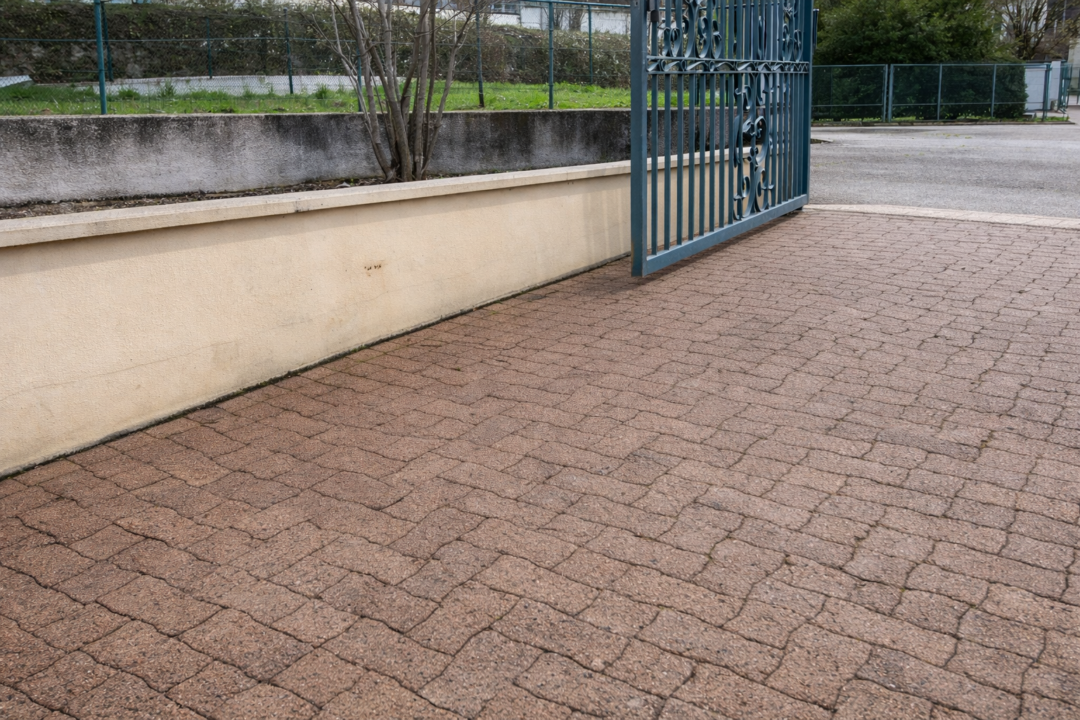 Nettoyage de pavés et muret extérieur