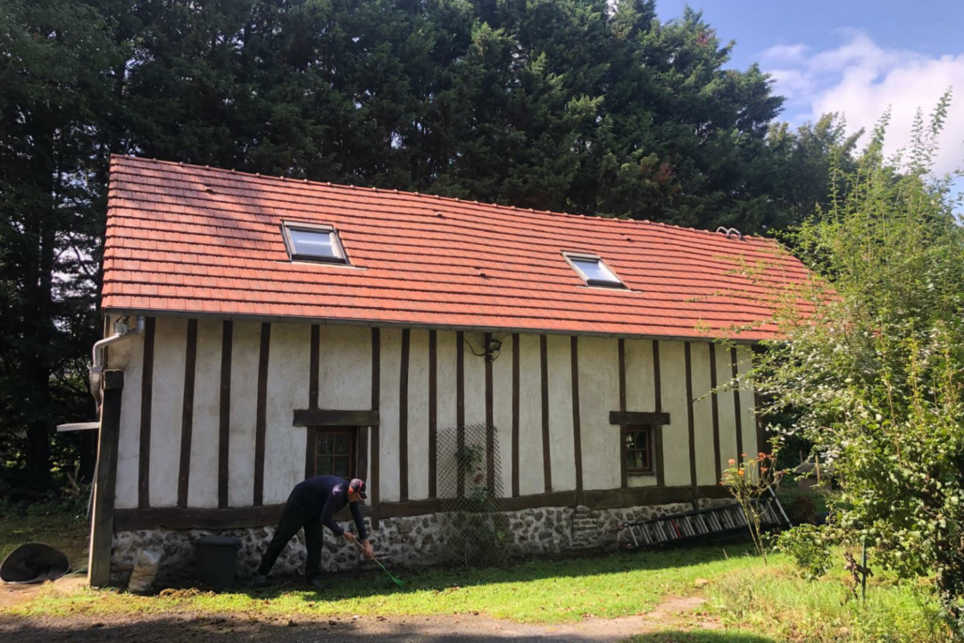 Nettoyage de toiture sur maison traditionnelle