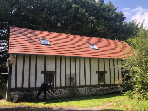 Nettoyage de toiture sur maison traditionnelle